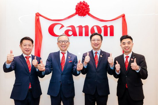 佳能全球副总裁执行董事、佳能（中国）有限公司董事长兼首席执行官小泽秀树（左二），佳能（中国）有限公司华南区域总部首席代表洞口浩志（左一），以及佳能香港有限公司董事长及行政总裁、佳能商务科技（广东）有限公司董事长李冠德（右二）和佳能（中国）有限公司深圳分公司助理总经理邓震宇（右一）为新办公室揭幕