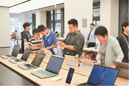 市民忙着选购电子产品，解锁假期新装备
