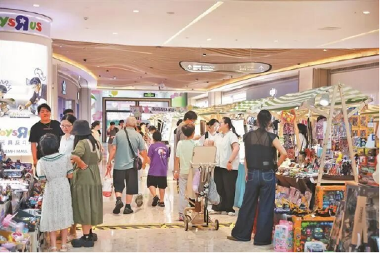 　　市民在观澜湖新城创意市集选购创意手工