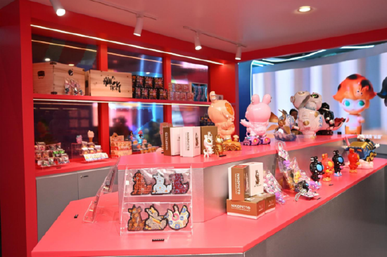展销专区供访客现场选购的香港文创产品