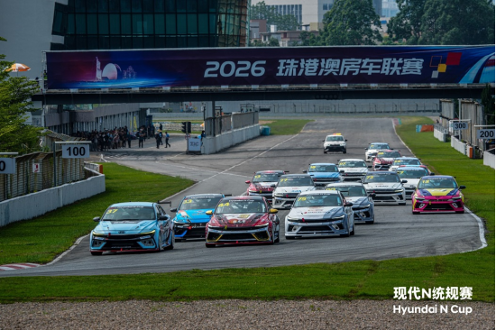 车手们驾驶着全新Elantra N1统规赛赛车在珠海国际赛车场中激烈角逐
