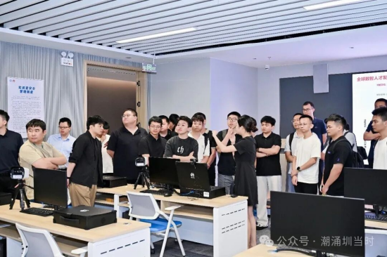 与会嘉宾参观样板点