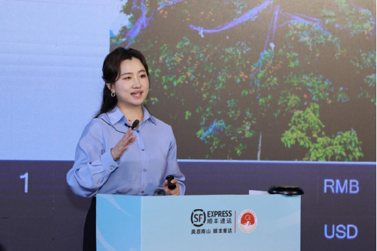 　　国家注册拍卖师张晓红主持拍卖环节