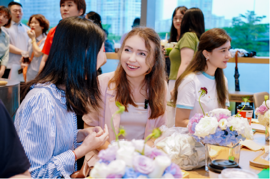 外籍友人在肯德基餐厅用餐