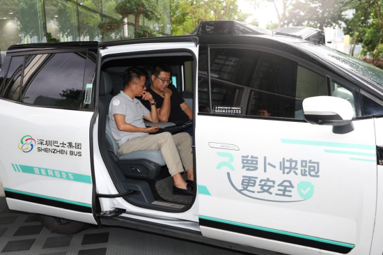 在展览现场，观众上车体验萝卜快跑的robotaxi