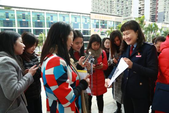 深圳市税务局工作人员向纳税人介绍如何下载使用“个人所得税”APP