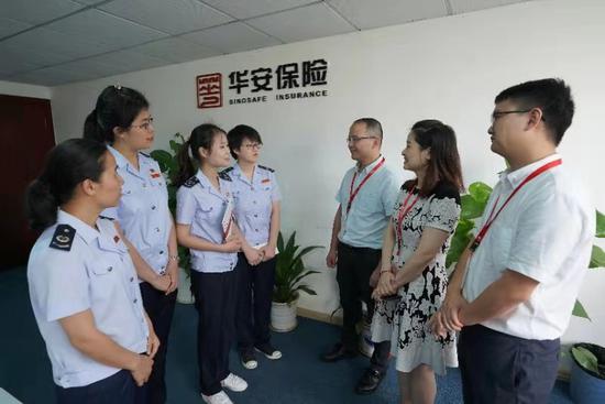 深圳市税务局工作人员深入企业进行点对点、面对面政策辅导