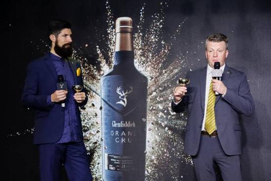 格兰菲迪首席酿酒师Brian Kinsman与全球品牌大使Struan Grant Ralph主持格兰菲迪23年品鉴时刻