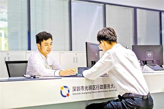 光明区行政服务大厅微笑服务温暖人心