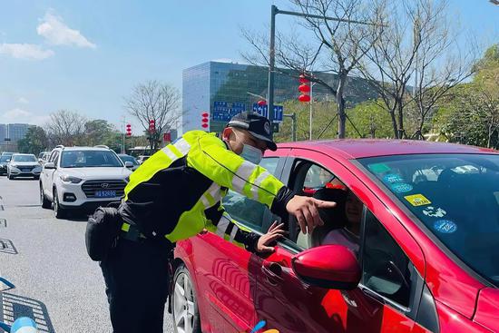 光明交警在景区附近路口疏导交通