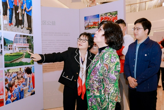 卓越公益负责人肖兴萍向与会嘉宾介绍卓越公益历程