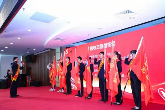 “我愿意成为一名光荣的税收志愿者!”——“志愿鹏城 与税同行”项目发布会上,来自不同行业的志愿者代表八支税收志愿服务队进行宣誓。