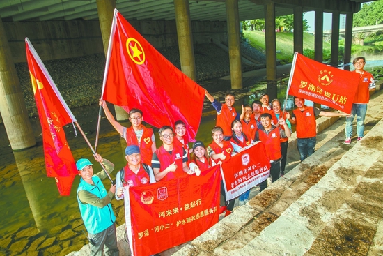 深圳“河小二”护水骑兵志愿服务队开展活动。深圳特区报记者 杨浩瀚 摄
