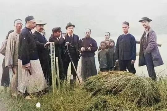 中英两国特使勘界竖碑场景(局部)