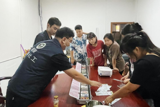 禁毒讲师向企业员工讲解禁毒知识。