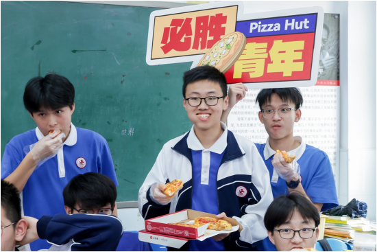 高三同学一起分享必胜客比萨
