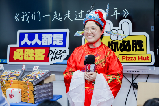 年级主任扮演“文曲星”给同学送祝福