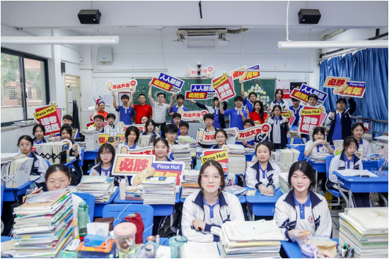 高三同学考前一起加油鼓劲