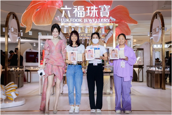 唐嫣为粉丝送上六福珠宝Dear Q樱花钻石项链及签名照