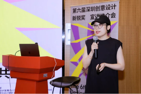 新锐奖秘书处代表为在场师生宣讲