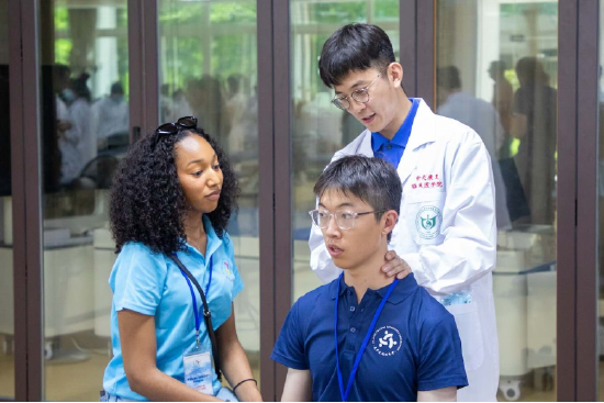 交流团成员在广州中医药大学体验中医治疗手法