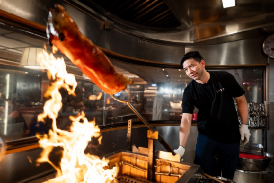 　食客可近距离观赏即烧明炉脆皮乳猪，欣赏看得见的新鲜与工艺