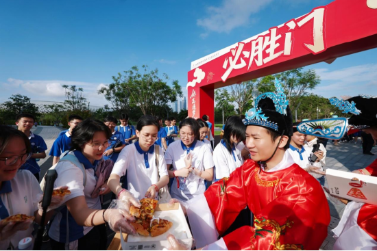 高三年级老师化身“文昌君”给同学们送上必胜客披萨