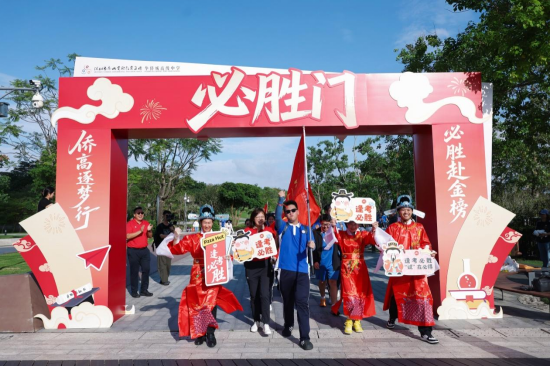老师和家长化身“文昌君”带领同学们穿过必胜门