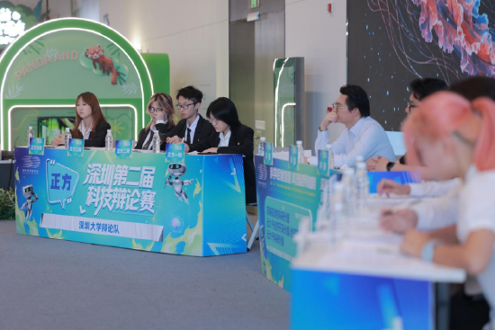 现场｜深圳科学技术馆中庭，正反两方辩台隔空对垒，观众围坐四周。