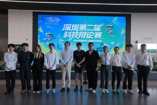 赛后|一张在主屏幕前拍摄的合影，为这两场辩论收了尾。