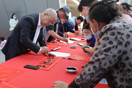 深圳市书法家协会副主席、深圳市书法院院长、福田区书法家协会主席赵永金现场挥春