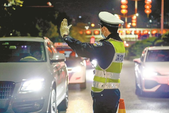 深圳公安交警夜间上路执勤，护航市民出行安全。