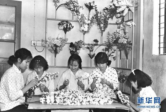 沙头角镇兴办的来料加工厂——丝花厂的工人在制作绢花（资料照片）。 新华社记者 杨震河 摄