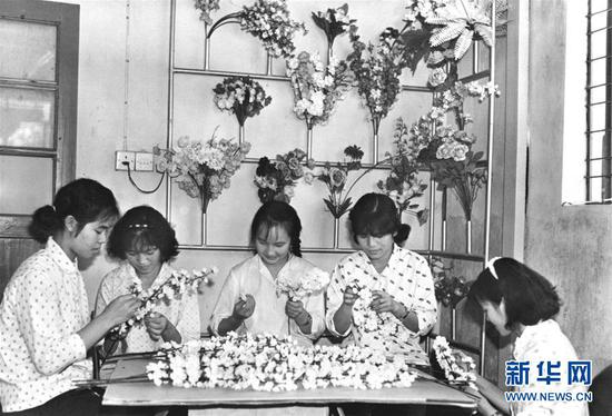 沙头角镇兴办的来料加工厂——丝花厂的工人在制作绢花(资料照片)。 新华社记者 杨震河 摄