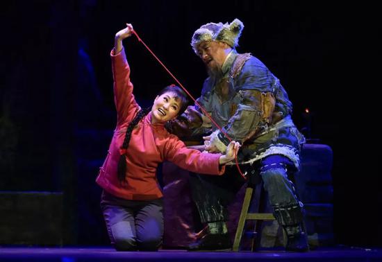 2015年 11月23日， 歌剧《白毛女》在广州上演 ，雷佳（左）在其中扮演女主角喜儿。新华社记者 梁旭 摄