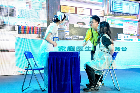 七院医护人员在晚会上演绎 “孕产妇保健情景剧”