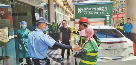 ▲铁骑接力护送被毒蛇咬伤的绿化工人(右一)到达医院。