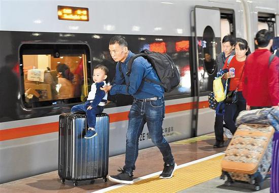 春运40天，深圳累计发送旅客1019.4万人次，同比减少40.86%。 深圳商报记者 廖万育 摄