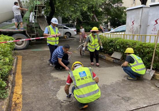 社区道路修复中