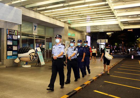 民警在中心书城附近开展夜间巡逻