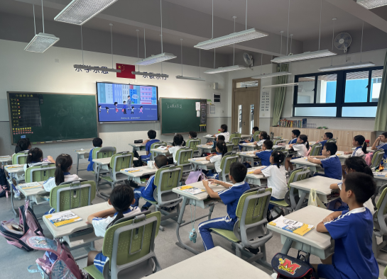 人防教育走进学校，学生认真观看人防科普视频。