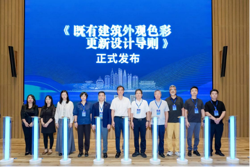 中国建筑文化中心副主任李剑，中国建研院城市更新研究中心主任、中建研科技城市更新事业部总经理康艳博，中国地质大学（北京）雄安校区建设指挥部副总指挥、总工熊宏愿，内蒙古科技大学建筑与艺术设计学院副教授、城市规划与建筑设计研究中心主任韩军，北京联合大学艺术学院社区营造研究所所长赵坚，立邦中国TUB事业群总裁李汉明等代表共同见证《既有建筑外观色彩更新设计导则》发布