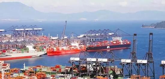 税改促进经济发展，图为繁忙的盐田港。