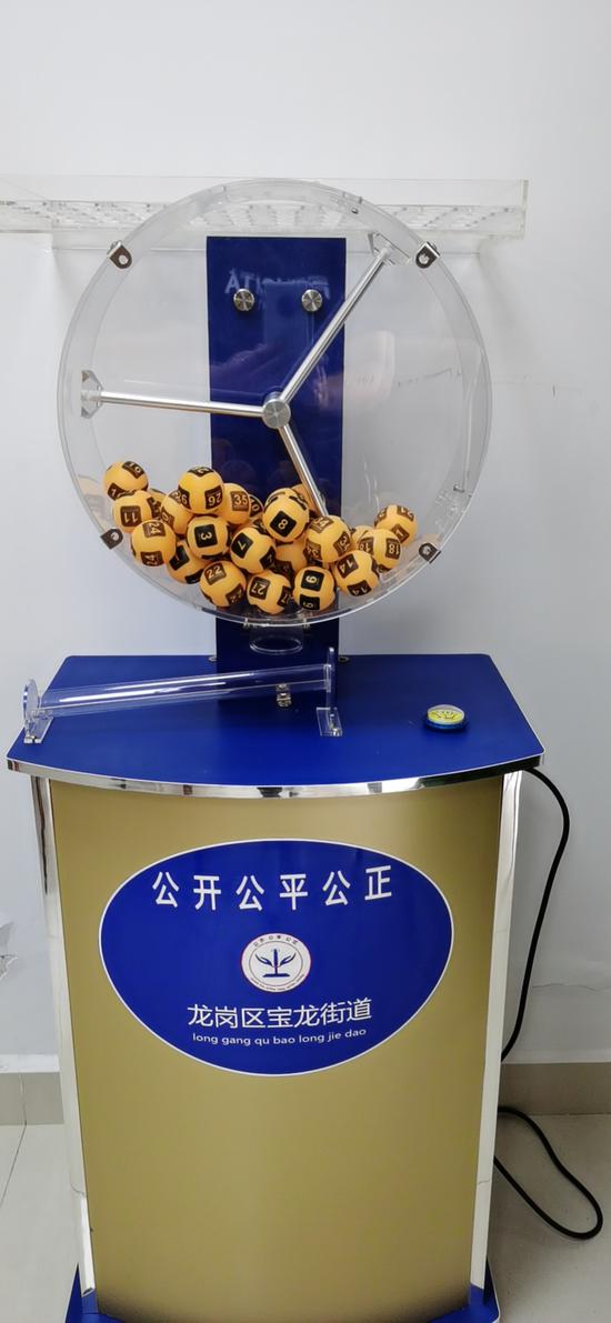 在招标定标环节采取摇号随机确定评标人选