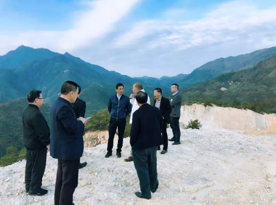 ▲詹百练向领导团汇报电影《茂芝火种》的推进情况;领导一行对电影选材表示肯定并对所涉历史背景重大意义作指示要求。