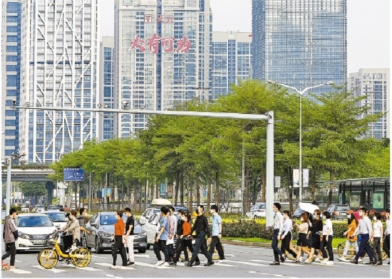 3月27日，福田中心区一路口行人过街。深圳晚报记者 张焱焱 摄