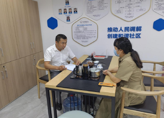 书记利东在书记调解工作室调解居民纠纷