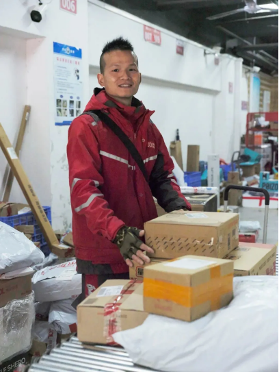 梁植圣，25岁，广西玉林人，京东快递东门营业部员工。摄影：钟国华