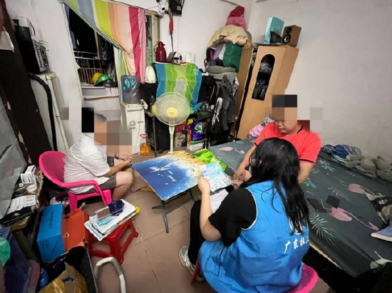 社工正在给社区困境儿童家庭进行未成年人救助保护宣传