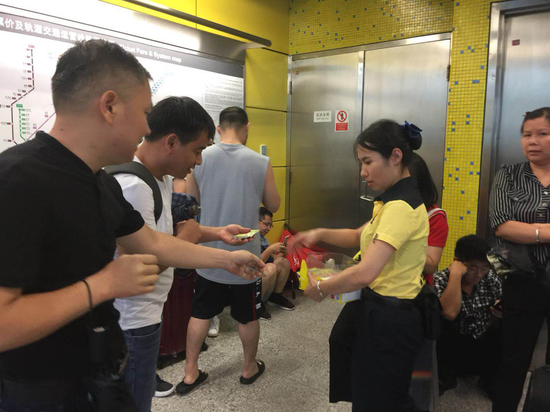 车站职员给市民派发食物充饥